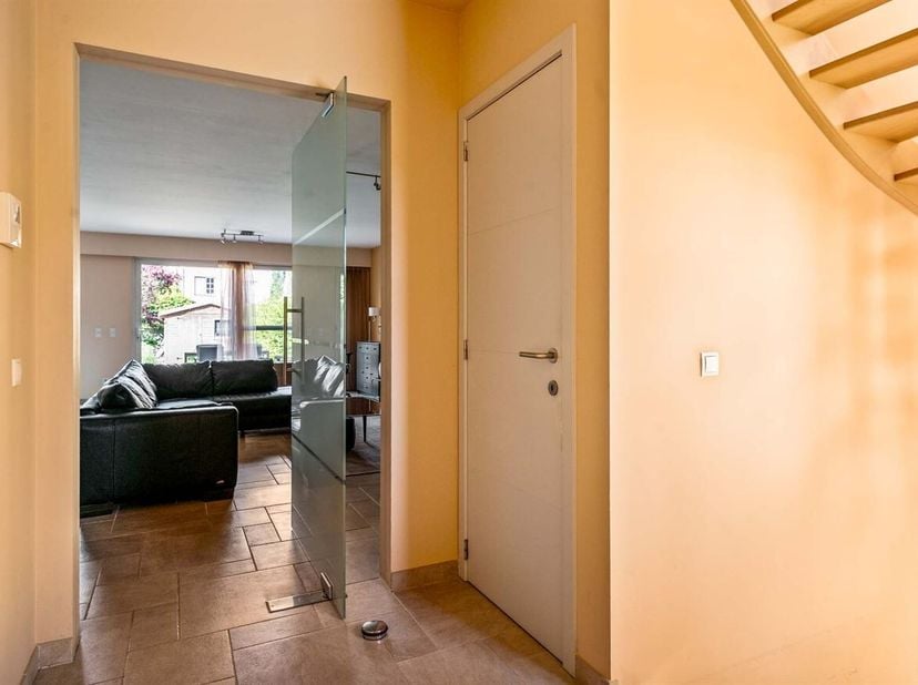 Instapklare rijwoning in een exclusief,afgesloten woonerf.<br />
Deze charmante rijwoning is gelegen in een uniek en rustig woonerf bestaande uit slec