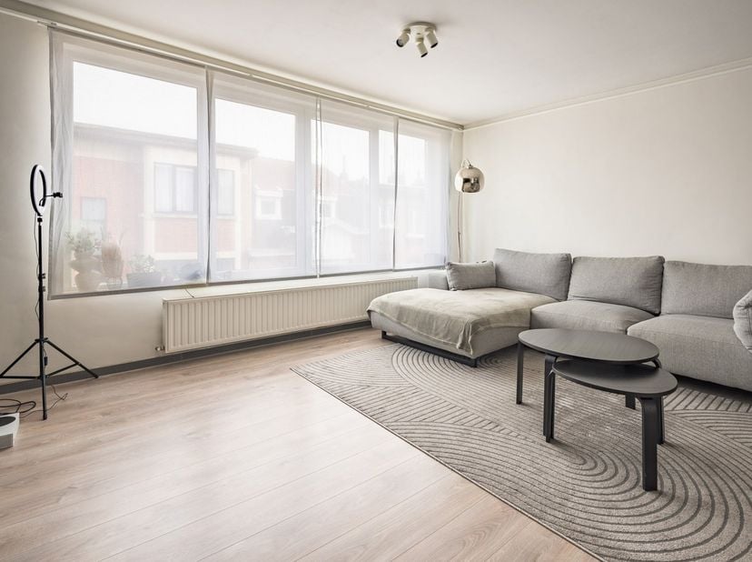 Op de gelijkvloers van dit volledig gerenoveerd kleinschalig appartementsgebouw op de Salvialei bevindt zich dit instapklare appartement. Dankzij de r