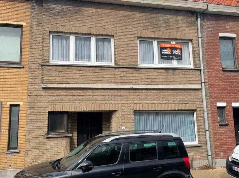 Deze ruime rijwoning met een bewoonbare oppervlakte van 113 m² biedt heel wat potentieel voor wie op zoek is naar een gezellige stadswoning nabij zee