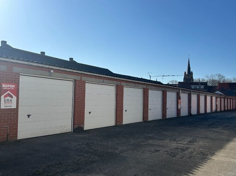Te koop te De Panne: 10 garages, waarvan 8 verhuurd. Ze liggen in een rustige omgeving in De Panne, met een goede ligging en lage gemeenschappelijke k