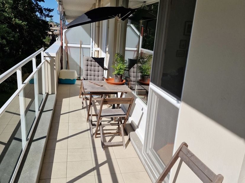 U zult gecharmeerd zijn om dit prachtige 1ch-appartement aan de Bd du Souverain te ontdekken in een eigen beveiligde omheining met veel parkeerplaatse