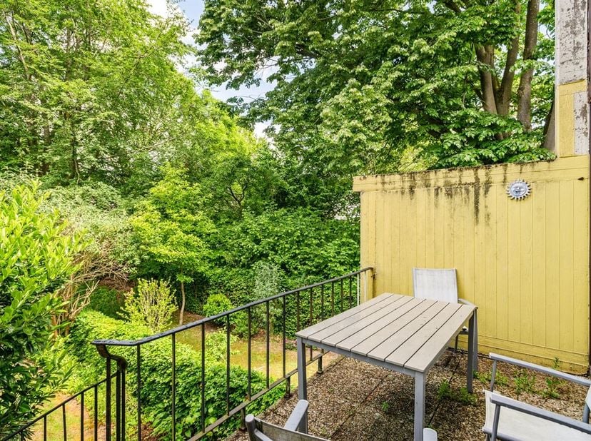 Ligging: <br />
Deze charmante woning bevindt zich in een rustige woonwijk in het hart van Deurne-zuid. U geniet er van een groene en serene omgeving,