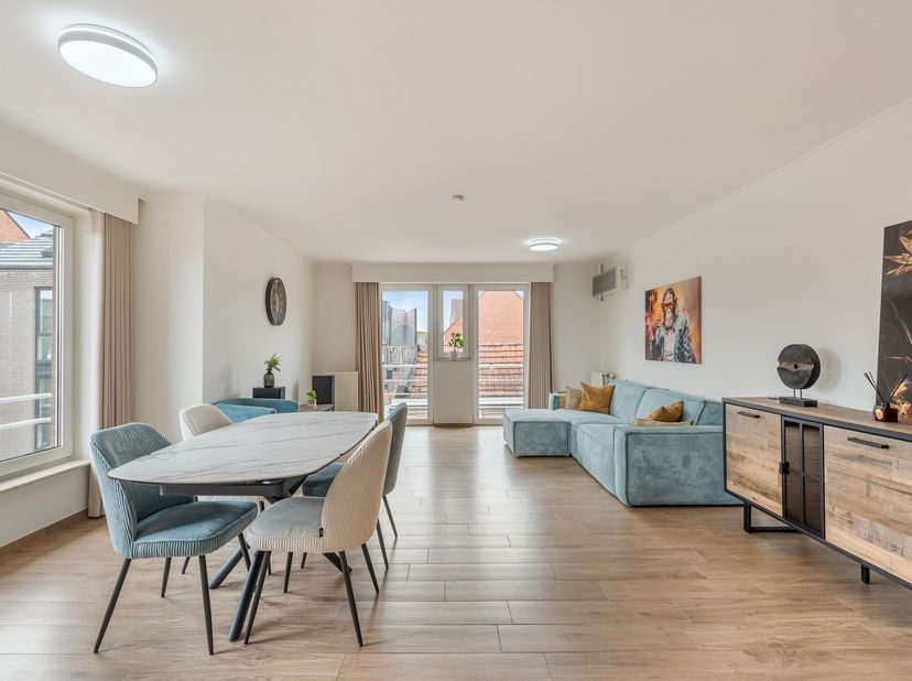 Dit gezellig en verzorgd appartement is gelegen aan de Olympialaan 2 in Sint-Truiden, op een zeer centrale, doch rustige locatie en op wandelafstand v