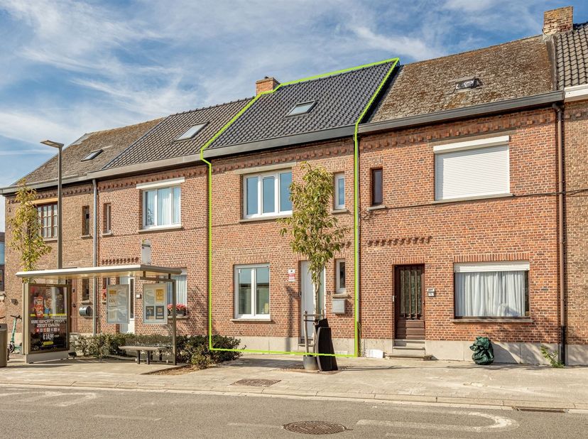 Instapklare gezinswoning met drie slaapkamers in Mechelen<br />
<br />
Deze leuke gezinswoning werd de laatste jaren volledig gerenoveerd met een ni