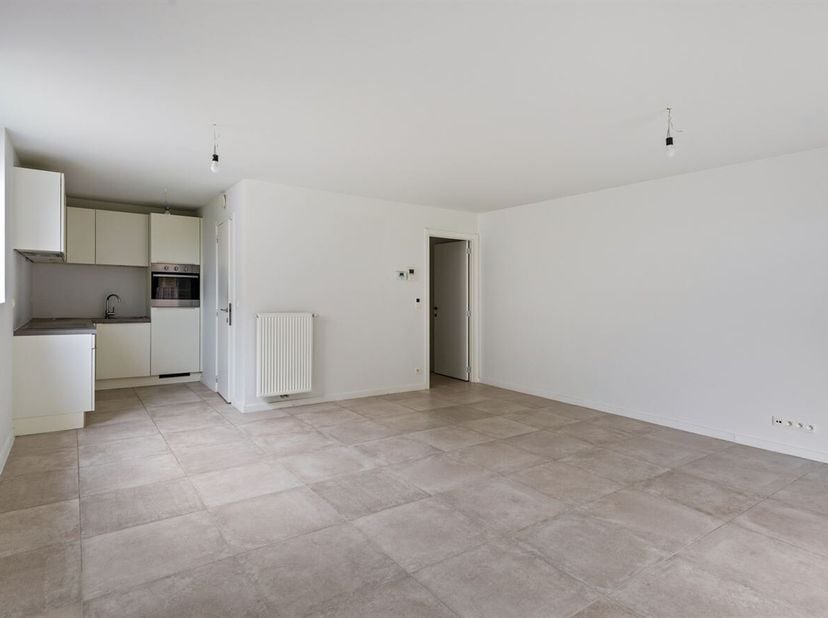 Het energiezuinig appartement is ideaal gelegen in een rustige, toch centrale wijk van Sint-Niklaas, met vlotte toegang tot het stadscentrum en de bel