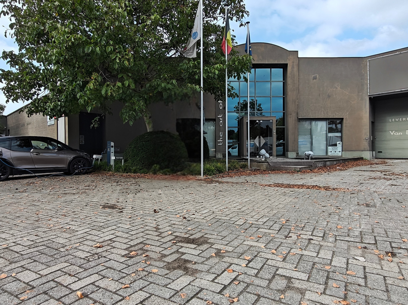 À vendre – entrepôt, bureaux et showroom à Mortsel<br />
Bâtiment industriel clé en main combinant entrepôt, bureaux et showroom, situé à Mortsel, à p