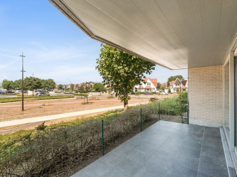 Charmant appartement in Koksijde, gelegen in een groene en rustige omgeving nabij het centrum en openbaar vervoer. Dit aangename appartement combineer