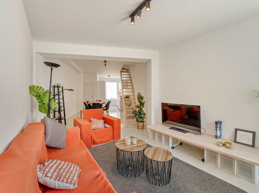 Volledig gerenoveerde woning in hartje Kortrijk te koop!<br />
We betreden de woning via de inkomhal, waar we toegang hebben tot de open leefruimte. D