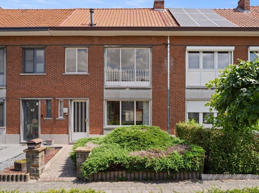 Bent u op zoek naar een woning die u volledig naar eigen smaak kunt renoveren? Dan biedt deze karaktervolle woning aan de Kleersnijderslaan 33 in Hass
