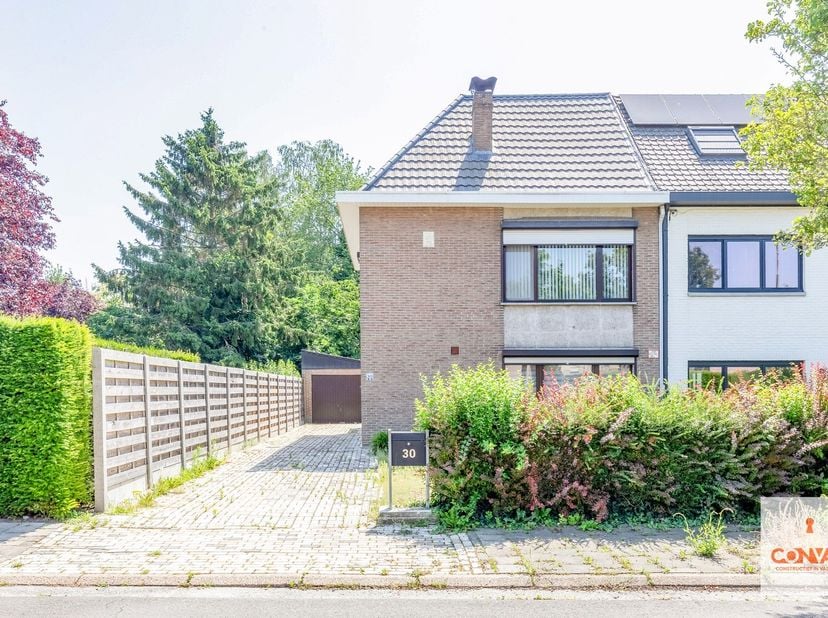 In deze rustige buurt te Wondelgem vindt u deze interessante halfopen bebouwing. Ideaal voor mensen die graag hun eigen smaak geven aan hun woning. In