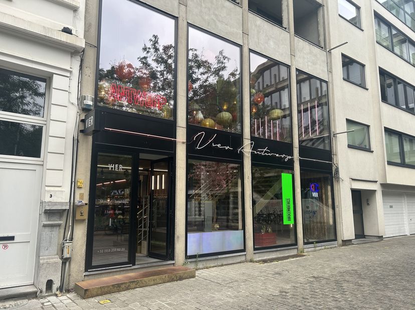 Commercieel handelspand te huur gelegen aan de Theodoor van Rijswijckplaats 4.<br />
De winkel is gelegen aan het beste stuk van de Nationalestraat me