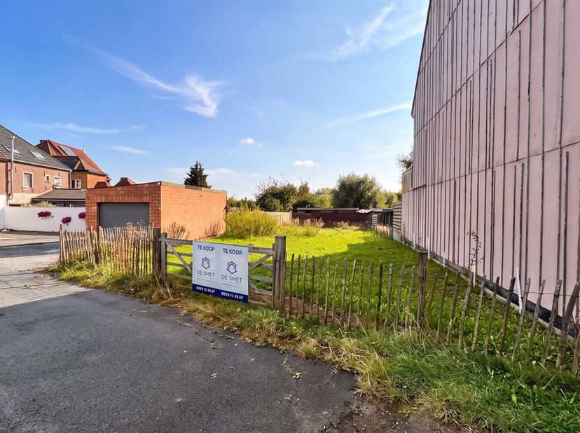 TERRAIN A BATIR HOB A VENDRE EN VIANE<br />
Terrain à bâtir HOB à vendre dans une rue latérale calme et sans issue de la Kouterstraat.<br />
Pour tout