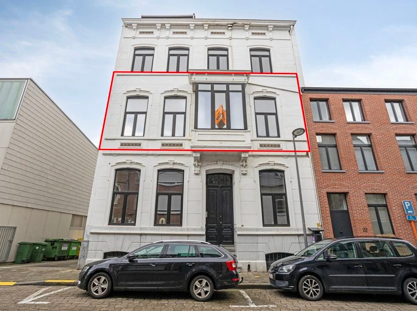 Dit prachtig gerenoveerde appartement bevindt zich in een authentiek herenhuis in het hart van Tienen. Met een bewoonbare oppervlakte van maar liefst