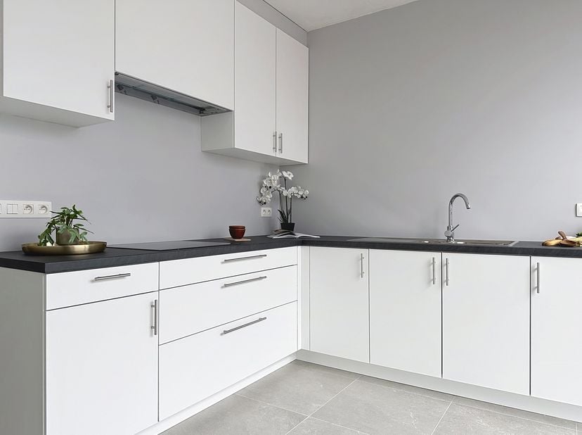 Modern nieuwbouwappartement op de eerste verdieping, gelegen in de Antwerpsestraat in Reet. Dit energiezuinige appartement bevindt zich in een kleinsc