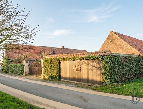                                         Hoeve te koop in Montroeul-au-Bois, € 435.000
