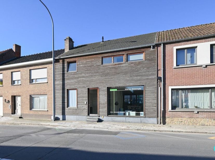 Prachtige handelsruimte met appartement, momenteel verhuurd aan 1.525 euro!. Beide beschikken over hun eigen individuele tellers en huisnummer.&amp;nbsp;C