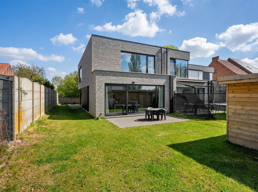 Welkom in deze moderne villa in Grimbergen, een stijlvol en hedendaags woonproject, ideaal voor gezinnen die comfort en design weten te waarderen. De