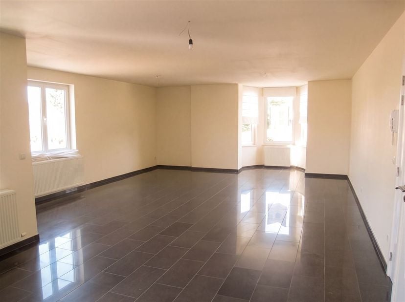 Duplexappartement met 2 slaapkamers, 2 badkamers, terras, tuintje en garage.<br />
<br />
ALGEMEEN<br />
- Verwarming: aardgas.<br />
- PVC ramen