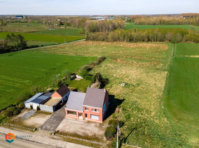 Op een uitstekende locatie in Lier bevindt zich deze te renoveren eigendom met 5 slaapkamers, garages en diverse bijgebouwen op een uitzonderlijk perc