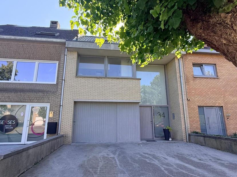 RUIME &amp; LICHTRIJKE BEL-ETAGE WONING IN RUSTIGE WOONWIJK - <br />
<br />
Residentieel gelegen bel-etagewoning, verrassend ruim. <br />
<br />
In een do