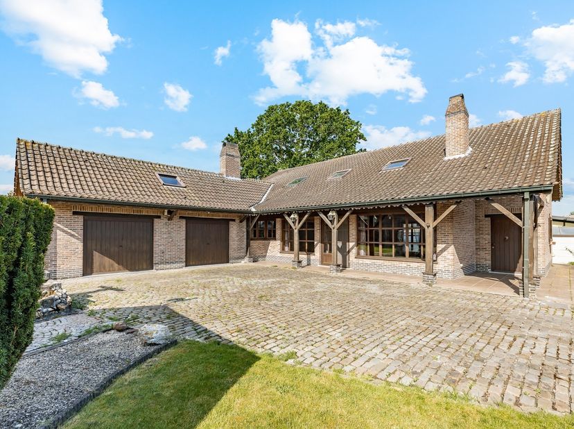 Deze open bebouwing, gebouwd in 1988, is gelegen op een zeer gunstige en rustige locatie in het landelijke Herdersem. Dankzij de praktische indeling i