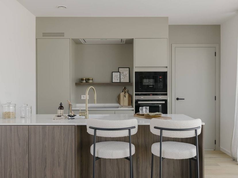 Bent u op zoek naar een prachtig afgewerkte nieuwbouwwoning in Vichte? Dan is deze absolute topper zeker iets voor u! De woning beschikt over 3 slaapk