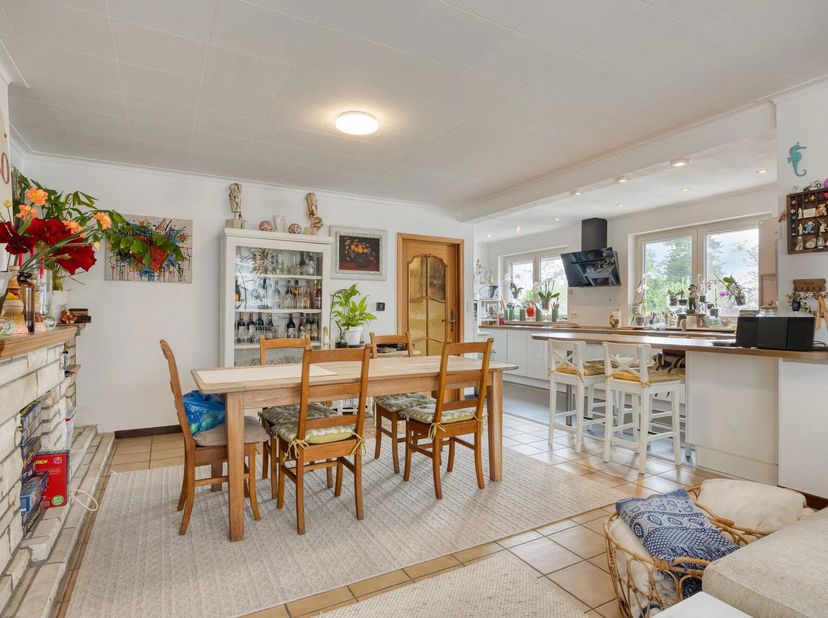 INSTAPKLARE WONING MET DRIE SLAAPKAMERS EN VOLLEDIG ONDERKELDERD OP RUIM PERCEEL IN RIEMST<br />
Op zoek naar een gezellig lichtrijke woning in de omg