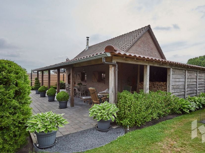 Gezellig, landelijk huisje met één slaapkamer, een mooi overdekt terras en parkeerplaats. <br />
Dit wordt gemeubeld verhuurd en beschikt over een ged