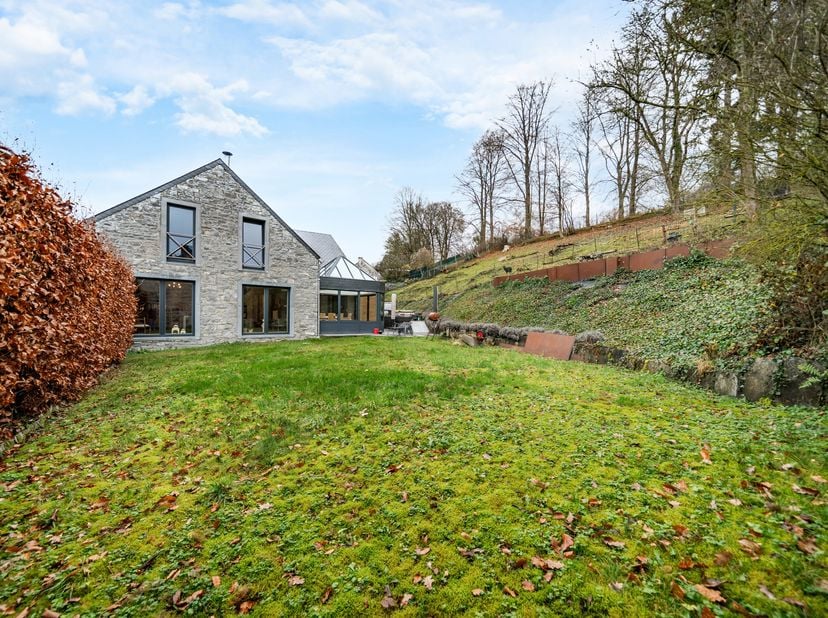 Situé dans la commune riche en patrimoine d’Anhée, EASYHOME vous propose en exclusivité cette grande maison en pierre du pays, dans un environnement c