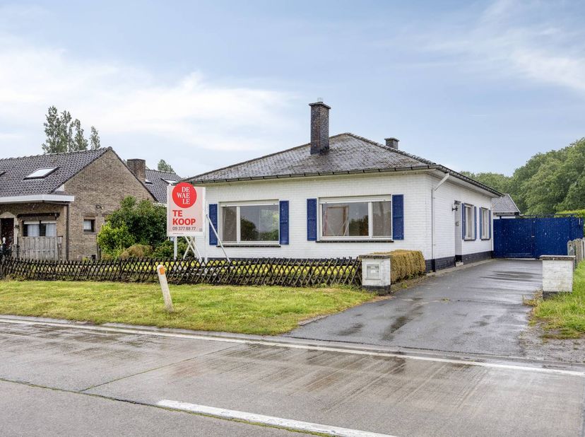 Ce bungalow à rénover, situé à Urselseweg 190 à Ursel, offre une opportunité unique sur un terrain spacieux de 854 m². Avec une vue dégagée à l'arrièr