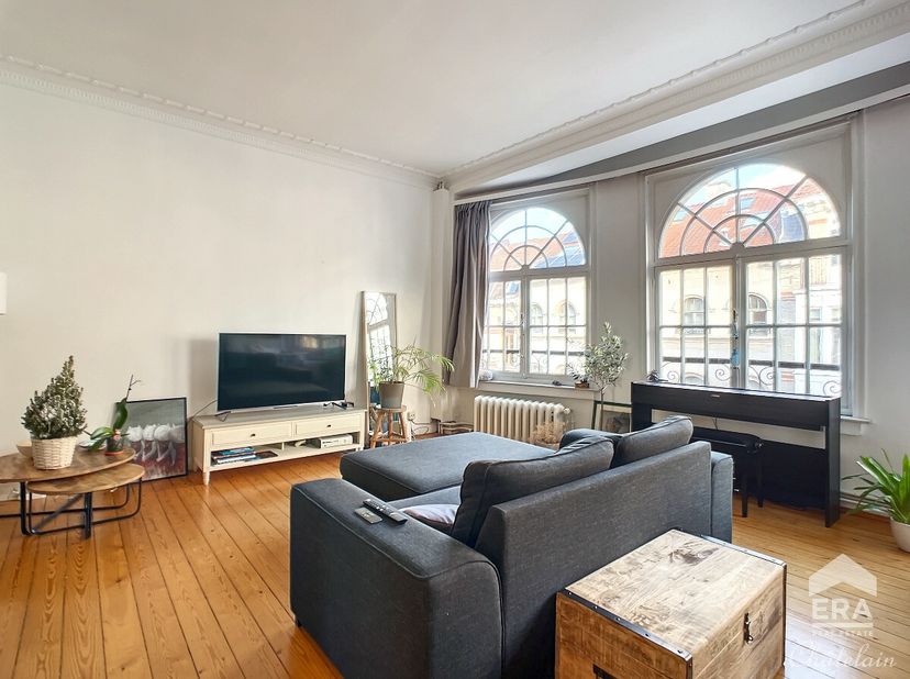ERA Châtelain stelt u met trots dit lichtrijke appartement met 1 slaapkamer en een bureau te huur voor! Ideaal gelegen in het hart van de Plaskywijk i