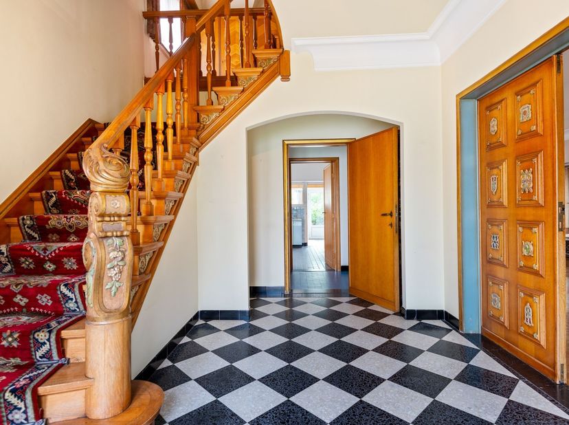 Bent u op zoek naar een ruime woning met potentieel op een centrale locatie? Dan is deze unieke open bebouwing zeker een bezoek waard. Gelegen langs e