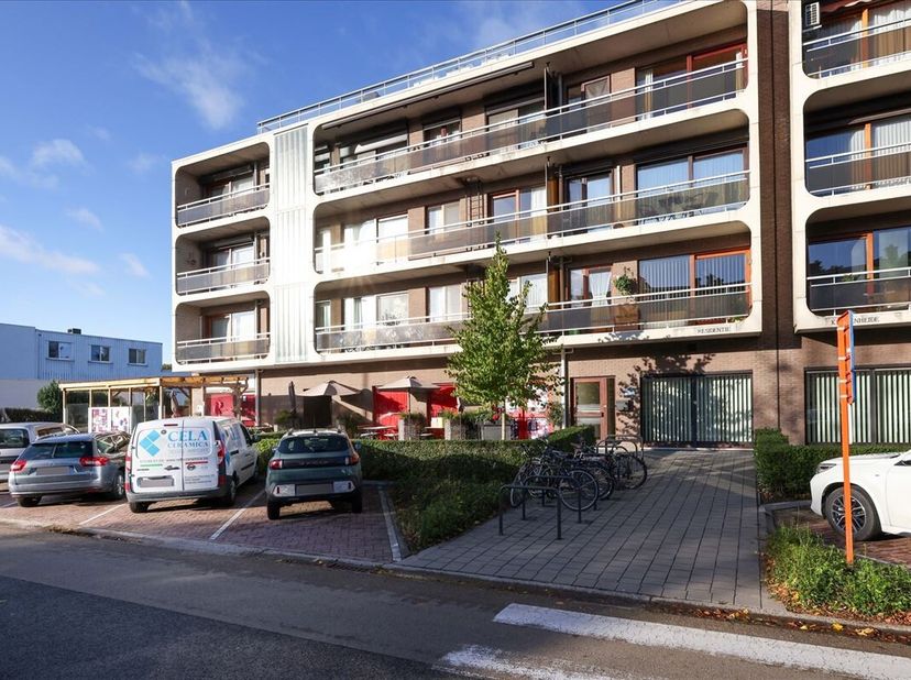 Gunstig gelegen instapklaar appartement met 2 slaapkamers én autostaanplaats in Hasselt<br />
Omgeving: <br />
+ Vlakbij hartje Hasselt<br />
+ Gelege