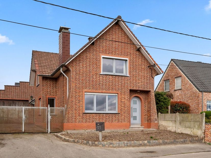 Deze ruime open bebouwing in Linter is een potentiële droomwoning voor wie op zoek is naar veel ruimte en rust. Gelegen in een rustige straat met uitz