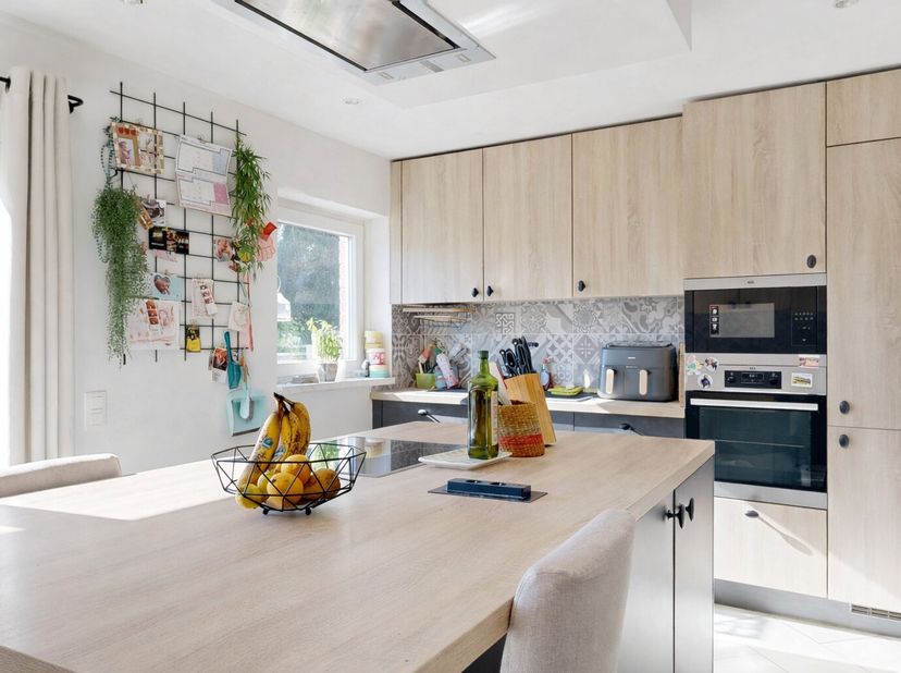 FOP 299 000€ Génération Immo vous présente cette charmante maison trois façades, idéale pour un premier achat. Elle se compose de deux chambres, d’une