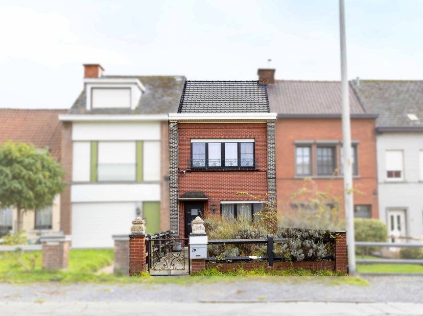 Cette charmante maison se situe en bordure du centre de Renaix, à proximité des écoles et du jardin public. Elle bénéficie dun environnement calme tou