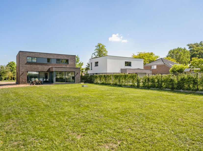Deze vrijstaande nieuwbouwwoning, afgewerkt in 2025, combineert hedendaags wooncomfort, een doordachte indeling en uiterst energiezuinige prestaties (