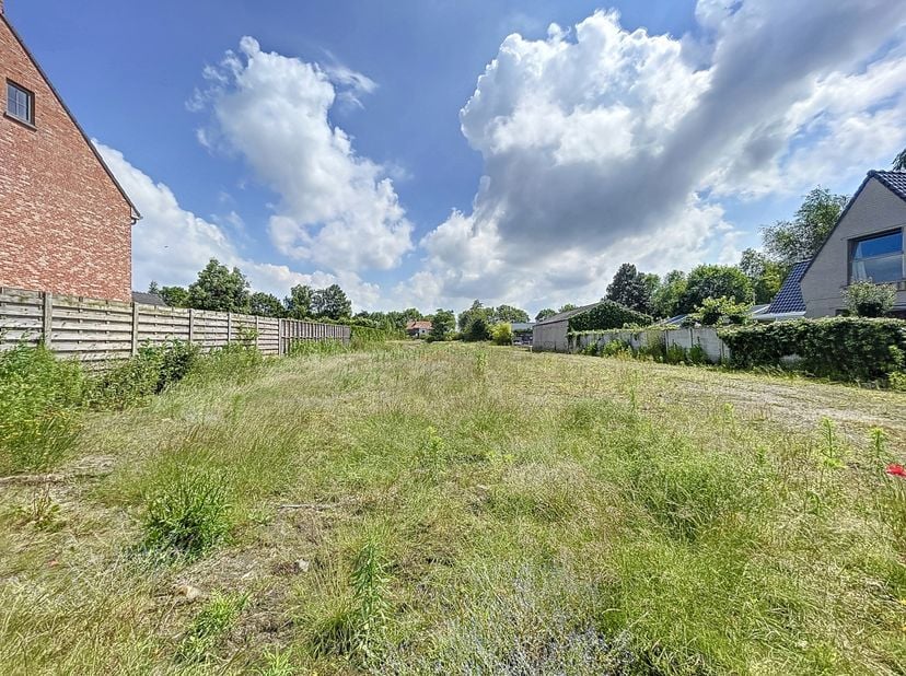 LOCATION :<br />
Situ&amp;eacute; le long du c&amp;ocirc;t&amp;eacute; nord de l'Oostveldstraat, ce terrain &amp;agrave; b&amp;acirc;tir se trouve dans un quartier calme