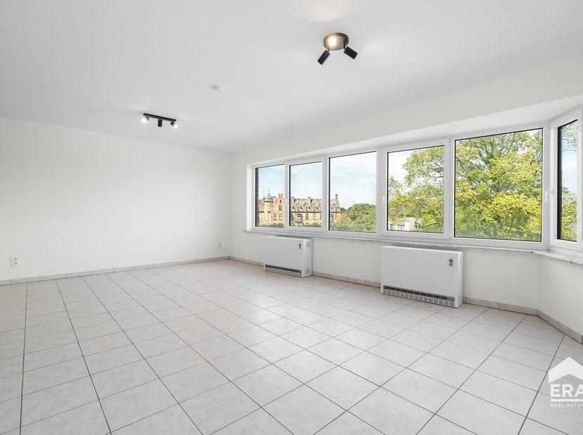 Licht en centraal gelegen appartement met prachtig zicht op het station van Eeklo Op zoek naar een comfortabel appartement op een centrale en uitsteke