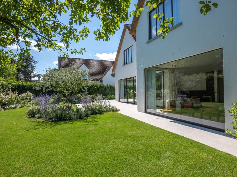 Luxe NIEUWBOUW villa op een schitterende ligging in een rustige en autoluwe straat nabij de Kalfmolen in het Zoute. Bijzonder mooi afgewerkt en voorzi
