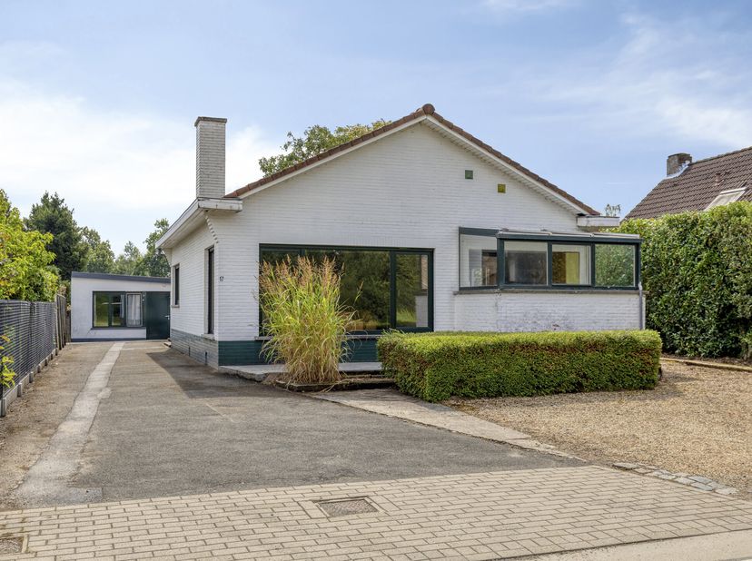 In de rustige en aangename Bonten Osstraat bevindt zich deze woning op een mooi perceel van 8 are. Met een bewoonbare oppervlakte van 142 m² biedt dez