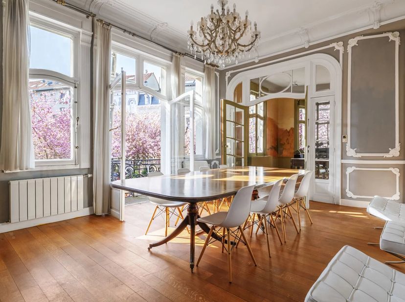 Le bien est en société on vend le bien.<br />
Maison d'angle construite en 1912, située au coin avenue E. Max 57 et Rue Victor Oudart 29 deux entrées