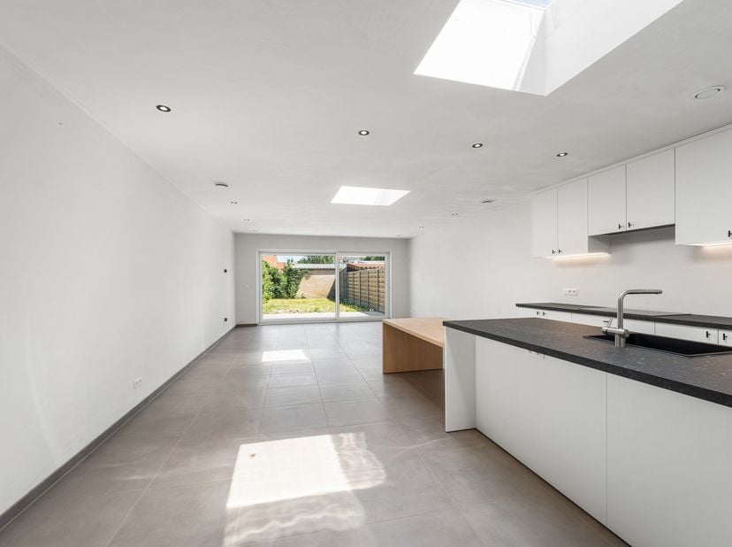 Langs de Tuinstraat in Torhout, treffen we deze volledig gerenoveerde, energiezuinige woning (EPC A) met een bewoonbare oppervlakte van 183 m².<br />