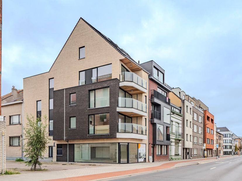 TE KOOP – INSTAPKLAAR DUPLEXAPPARTEMENT MET TERRAS EN OPEN ZICHT<br />
<br />
Ontdek dit modern en volledig afgewerkt hoekappartement met twee slaapka