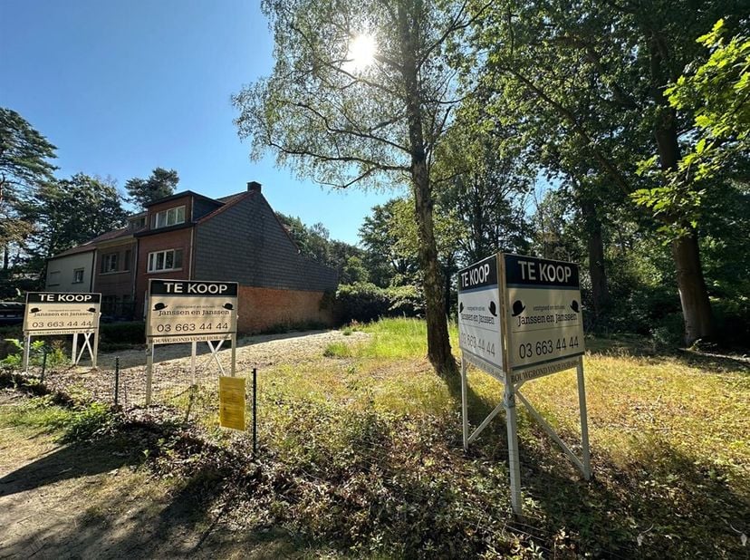 Droomt u ervan uw eigen woning te bouwen in het groene Brasschaat? Op deze bouwgrond van 600m² in de Hoge Kaart krijgt u de kans om een thuis te creër