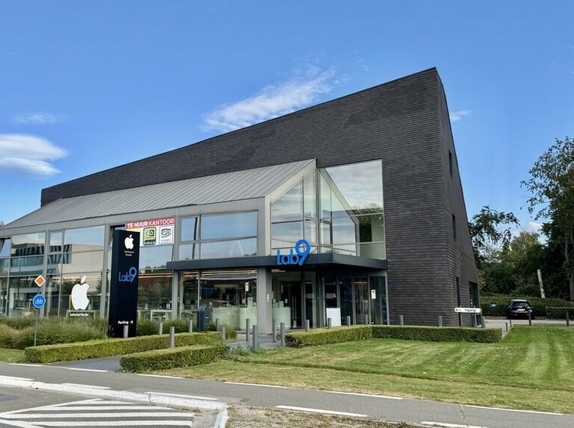 345m² de bureaux ou de salle d'exposition (B2B) au 1er étage<br />
Emplacement : le long d'une route principale de Gand, à 4,6 km de la sortie E40/E17