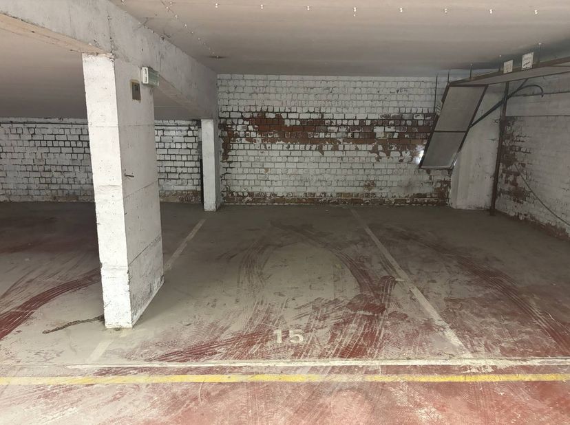 Deze autostandplaats (nr. 15) is gesitueerd in de kelderverdieping van de residentie "Marina Beach", Zeedijk 34 te Middelkerke. De ondergrondse parkee
