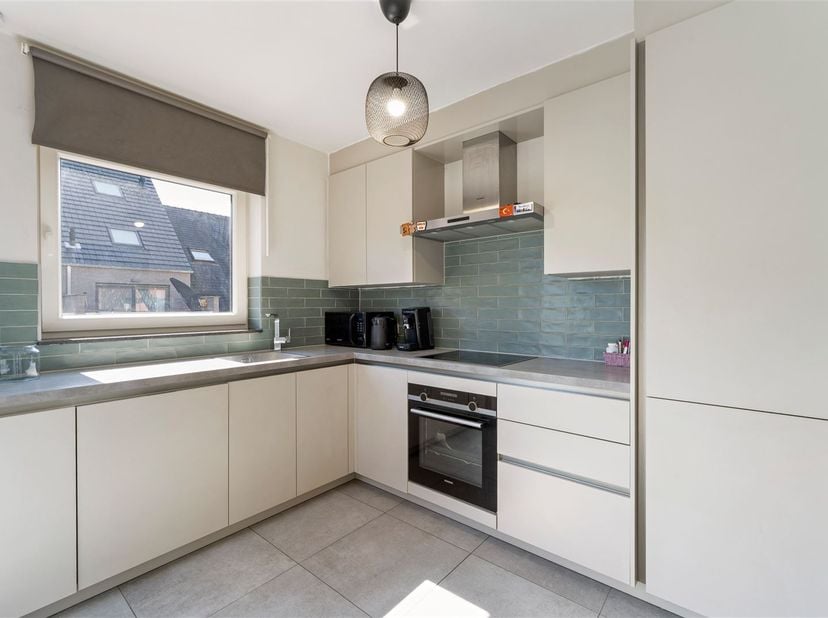TE KOOP: Recent 2-slaapkamerappartement in het centrum van Heusden!<br />
Welkom in dit recente en hoogwaardig afgewerkte appartement, gelegen op een