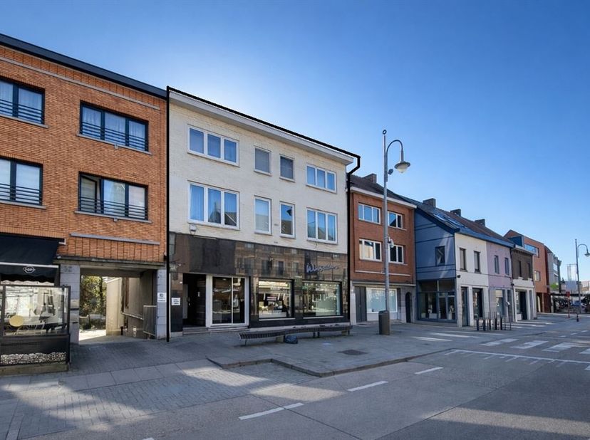 Uitstekend gelegen en volledig verhuurde opbrengsteigendom met handelsruimte, 5 appartementen en private garage Vennestraat 149, 3600 Genk<br />
In de