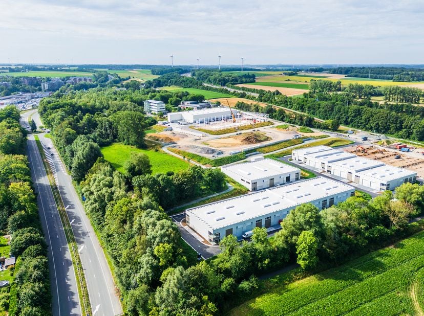La seule unité de 144m² NEUVE disponible immédiatement à la vente sur Nivelles <br />
IDEAL POUR STOCKAGE ET ATELIER + BUREAUX<br />
LOCALISATION :<br